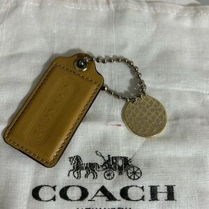 Coach Medium size Leather Tag with Gold Charm EUC
